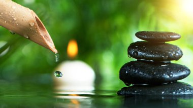 Bambu tüpünden damlayan damlalar