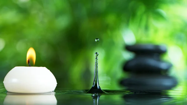 Gotas de agua con piedras de lava negra — Foto de Stock