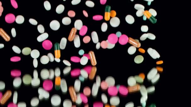 Szuper Lassított Felvétel Zuhanó Vegyes Tabletták Fekete Háttér Filmre Nagy — Stock videók