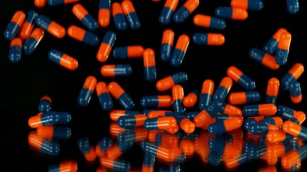 Szuper Lassított Felvétel Zuhanó Vegyes Tabletták Kék Háttér Filmre Nagy — Stock videók