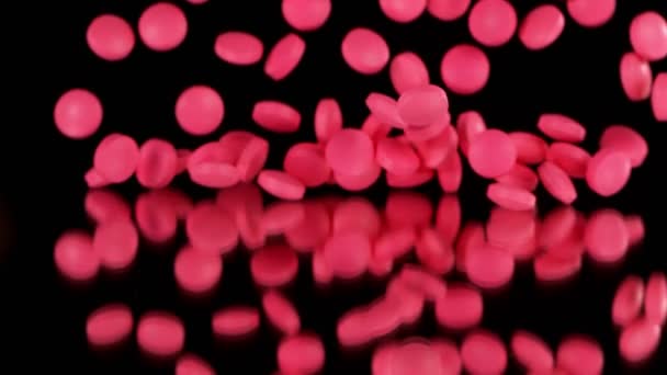 Σούπερ Αργή Κίνηση Της Πτώσης Ροζ Χάπια Μαύρο Φόντο Κινηματογραφήθηκε — Αρχείο Βίντεο