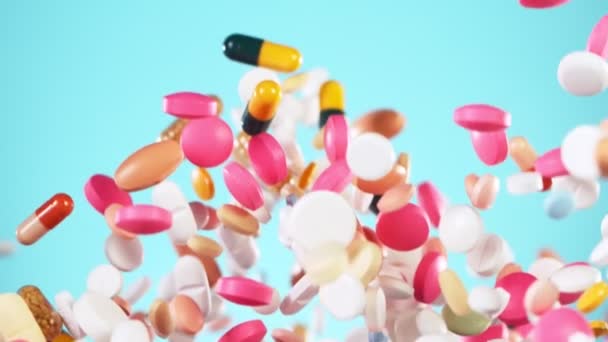 Super Ralenti Tomber Pilules Mixtes Sur Fond Bleu Filmé Sur — Video