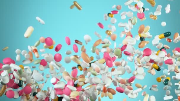 Super Langzame Beweging Van Vallende Gemengde Pillen Blauwe Achtergrond Gefilmd — Stockvideo