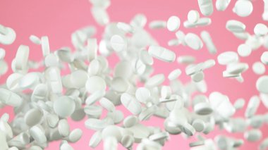 Pembe arka planda uçan hapların hareketlerini dondur