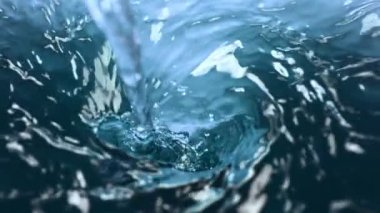 Kasırga şeklinde su dökmek süper yavaş bir hareket. Yüksek hızlı sinema kamerası, 1000 fps..