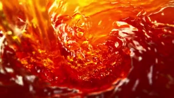 Сверхмедленное Движение Наливания Яблочного Сока Ледяного Чайного Напитка Форме Тарелки — стоковое видео