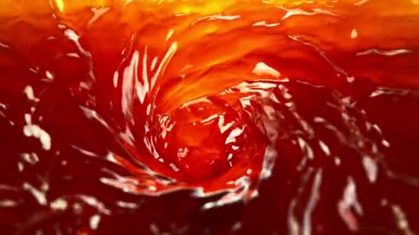 Super Slow Motion Van Het Gieten Van Appelsap Ijsthee Twistervorm — Stockvideo