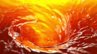 Kasırga şeklinde elma suyu ya da buzlu çay içmenin süper yavaş çekimi. Yüksek hızlı sinema kamerası, 1000 fps..