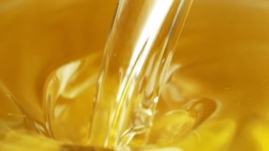Çok yavaş akan yağ, makro çekim. Yüksek hızlı sinema kamerası, 1000 fps..