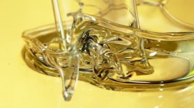 Çok yavaş akan yağ, makro çekim. Yüksek hızlı sinema kamerası, 1000 fps..