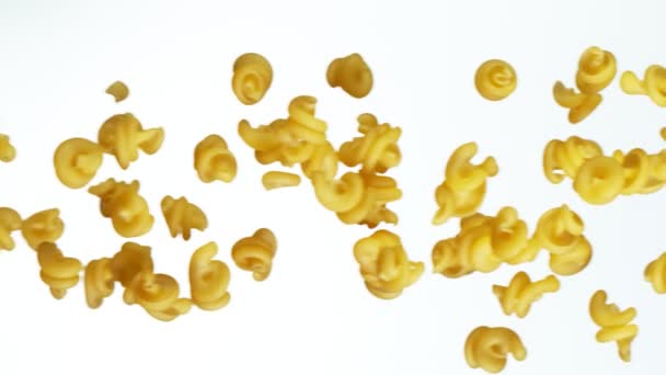 Super Slow Motion Falling Pasta Italiana Cruda Fondo Bianco Girato — Video Stock