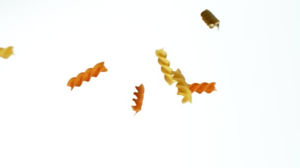 Super Slow Motion Falling Pasta Italiana Cruda Fondo Bianco Girato — Video Stock