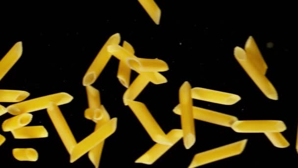 Super Slow Motion Falling Okokt Italiensk Pasta Svart Bakgrund Inspelning — Stockvideo