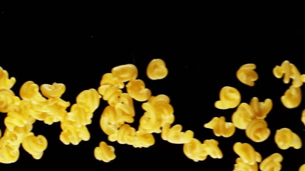 Super Zeitlupe Fallender Italienischer Pasta Auf Schwarzem Hintergrund Gefilmt Mit — Stockvideo