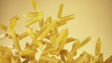 Süper yavaş çekimde pişmemiş İtalyan makarnası. Yüksek hızlı sinema kamerası, 1000 fps..