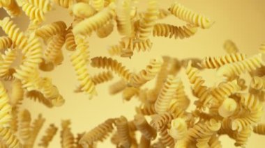 Süper yavaş çekimde pişmemiş İtalyan makarnası. Yüksek hızlı sinema kamerası, 1000 fps..