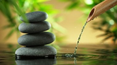 Bambu, spa ve sağlık konseptinden su sızdıran süper yavaş çekim. Çok yüksek hızlı sinema kamerası, 1000 fp..