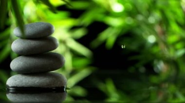 Su, spa ve sağlık konseptine damlayan damlaların süper yavaş akışı. Çok yüksek hızlı sinema kamerası, 1000 fp..