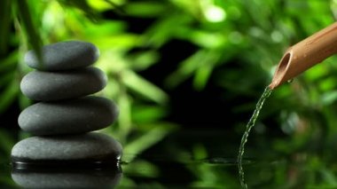 Bambu, spa ve sağlık konseptinden su sızdıran süper yavaş çekim. Çok yüksek hızlı sinema kamerası, 1000 fp..