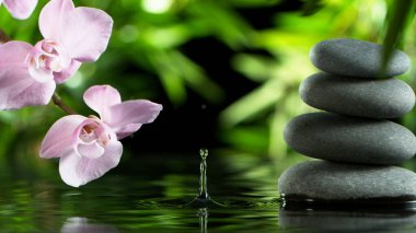 Siyah lav taşlarıyla damlayan su damlaları.