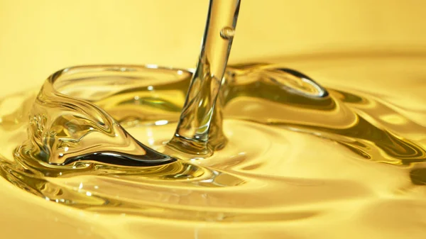 Freeze motion of pouring oil — Stock Photo, Image