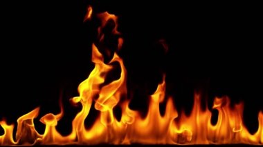 Siyah arka plan üzerine izole ateş hattının süper ağır çekim. Yüksek hızlı kamera, 1000 fps filme