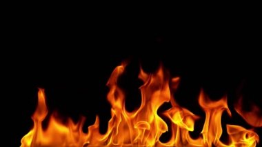 Siyah arka plan üzerine izole ateş hattının süper ağır çekim. Yüksek hızlı kamera, 1000 fps filme