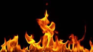 Siyah arka plan üzerine izole ateş hattının süper ağır çekim. Yüksek hızlı kamera, 1000 fps filme