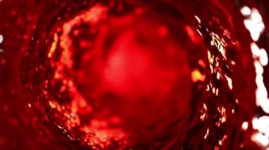 Kasırga şeklinde kırmızı şarap doldurmanın süper yavaş çekimi. Yüksek hızlı sinema kamerası, 1000 fps..