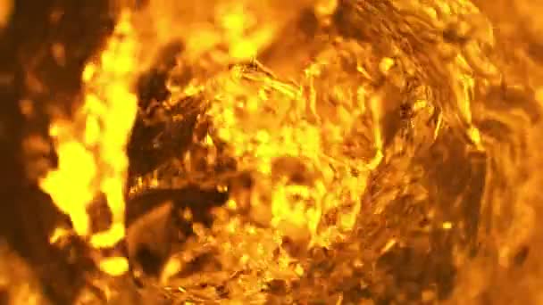 Mouvement super lent des flammes isolées sur fond noir en détail. Filmé par caméra haute vitesse, 1000 images par seconde 