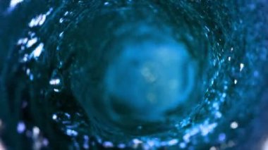 Kasırga şeklinde su dökmek süper yavaş bir hareket. Yüksek hızlı sinema kamerası, 1000 fps..