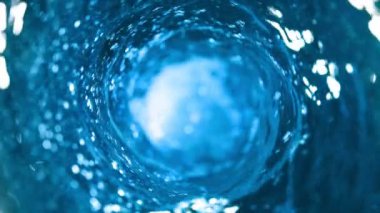 Kasırga şeklinde su dökmek süper yavaş bir hareket. Yüksek hızlı sinema kamerası, 1000 fps..