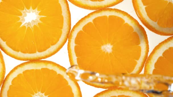 Mouvement super lent de tranches d'orange avec éclaboussure d'eau. Filmé sur caméra de cinéma à grande vitesse, 1000 images par seconde .