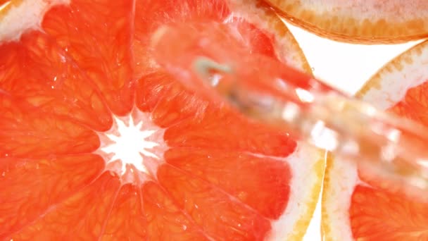 Super Slow Motion Van Grapefruit Plakjes Met Water Splash Gefilmd — Stockvideo