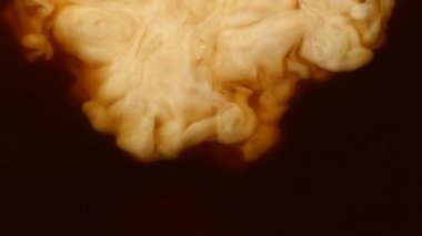 Kahve içeceğinin içine süt koymanın çok yavaş bir yolu. Çok hızlı bir kamerayla çekildi, 1000 fps..