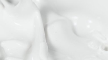 Makro çekimde süt çok yavaş sıçrıyor. Yüksek hızlı sinema kamerası, 1000fps.