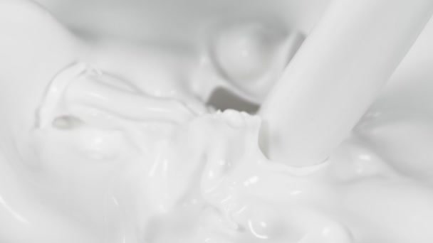 Super Langzame Beweging Van Het Gieten Van Melk Gefilmd Met — Stockvideo