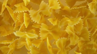 Süper yavaş çekimde pişmemiş İtalyan makarnası. Yüksek hızlı sinema kamerası, 1000 fps..