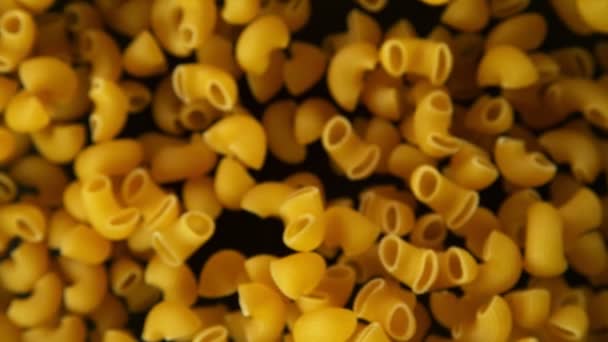 Super Langzame Beweging Van Ongekookte Italiaanse Pasta Zwarte Achtergrond Gefilmd — Stockvideo