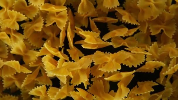 Super slow motion de voler pâtes italiennes non cuites sur fond noir. Filmé sur caméra de cinéma à grande vitesse, 1000 images par seconde.