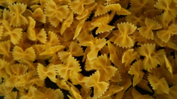 Super slow motion de voler pâtes italiennes non cuites sur fond noir. Filmé sur caméra de cinéma à grande vitesse, 1000 images par seconde.