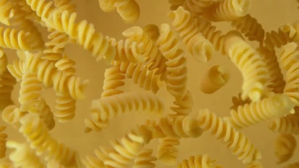 Super Wolne Tempo Latania Niegotowanym Włoskim Makaronem Nagrywane Szybkim Aparacie — Wideo stockowe