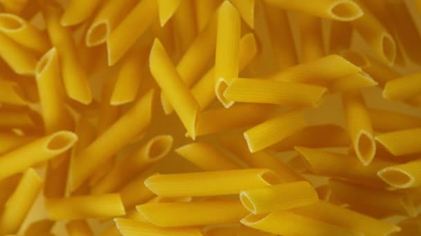 Superlangzame Beweging Van Ongekookte Italiaanse Pasta Gefilmd Hoge Snelheid Bioscoop — Stockvideo