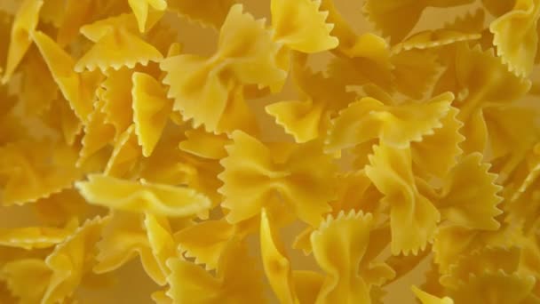 Super slow motion of flying uncooked italian pasta. Filmé sur caméra de cinéma à grande vitesse, 1000 images par seconde .