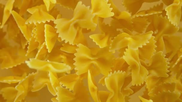 Super slow motion of flying uncooked italian pasta. Filmé sur caméra de cinéma à grande vitesse, 1000 images par seconde .