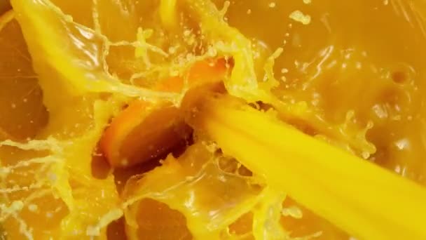 Portakal Dilimlerinin Çok Yavaş Bir Şekilde Meyve Suyuna Dökülmesi Yüksek — Stok video