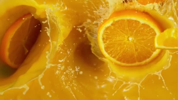 Супер Повільний Рух Апельсинових Скибочок Потрапляють Сік Знімається Високошвидкісній Кінокамері — стокове відео