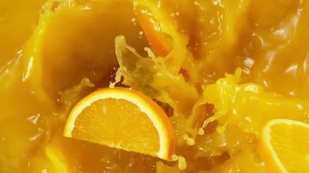 Супер Повільний Рух Апельсинових Скибочок Потрапляють Сік Знімається Високошвидкісній Кінокамері — стокове відео