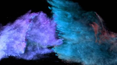 Siyah zemin üzerinde izole edilmiş çok yavaş renkli toz çarpışması. Yüksek hızlı sinema kamerası, 1000fps.