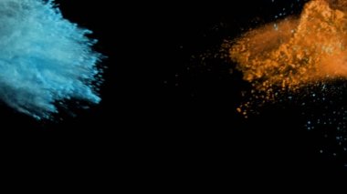 Siyah zemin üzerinde izole edilmiş çok yavaş renkli toz çarpışması. Yüksek hızlı sinema kamerası, 1000fps.